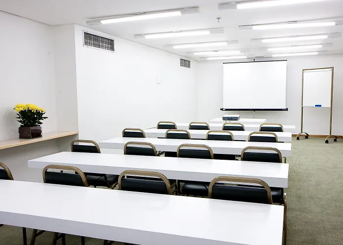 Continental Business - 200 Metros Do Complexo Hospitalar Santa Casa Hotel 3*