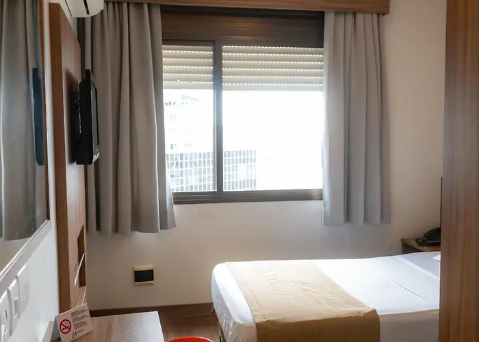 Continental Business - 200 Metros Do Complexo Hospitalar Santa Casa Hotel
