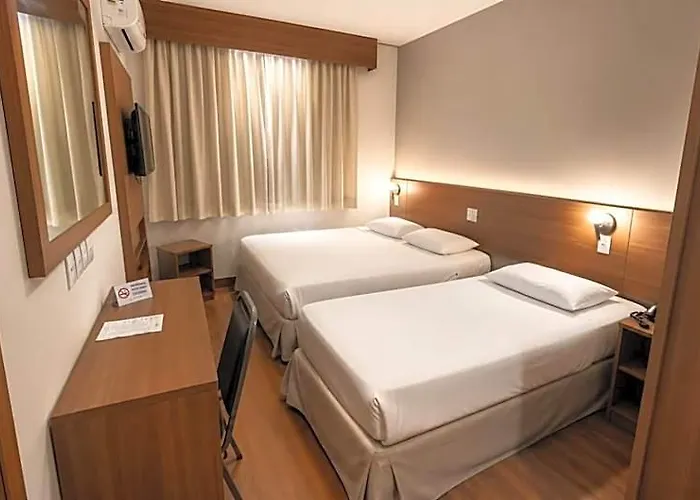 Continental Business - 200 Metros Do Complexo Hospitalar Santa Casa Hotel 3*