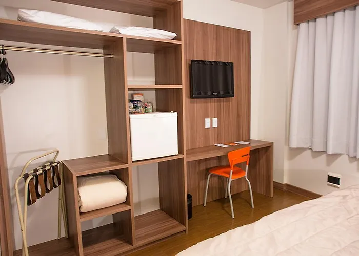 Continental Business - 200 Metros Do Complexo Hospitalar Santa Casa Hotel 3*
